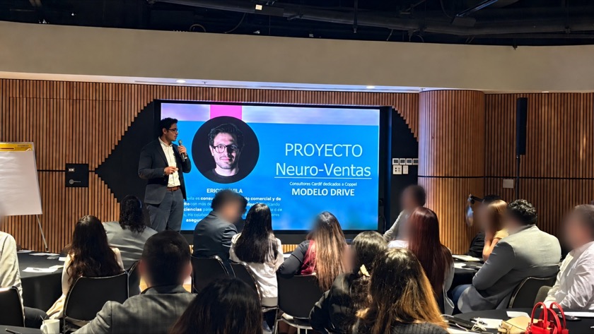 Taller de Neuroventas con el presentador visible y rostros del público difuminados
